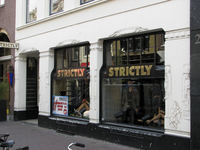 905452 Gezicht op de winkelpui van het pand Oudkerkhof 27 (modezaak Strictly) te Utrecht.N.B. De pui is ontworpen door ...